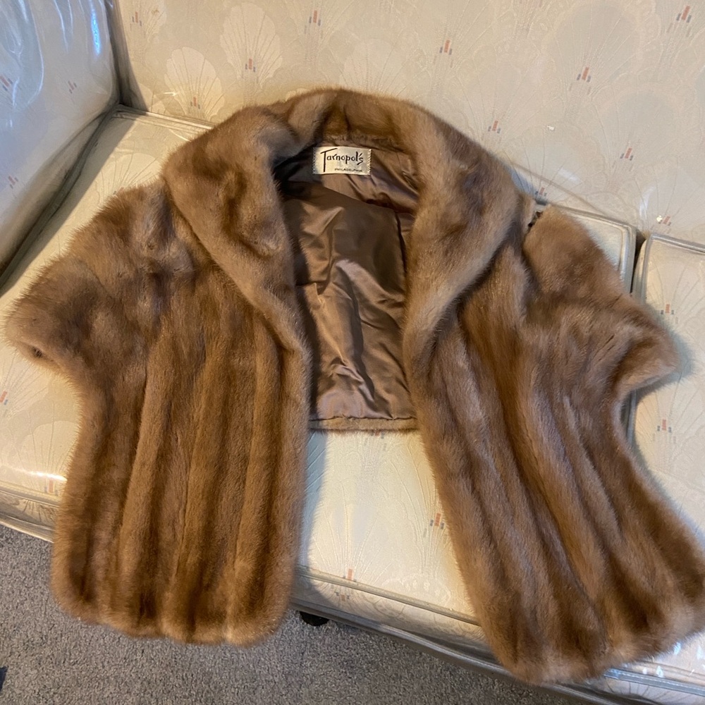 Elegant LITE Brown MINK Shawl Bolero Wrap VINTAGE !!!
SIZE SMALL - Picture 5 of 6